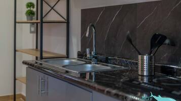 Réfrigérateur, micro-ondes, cafetière/bouilloire, grille-pain