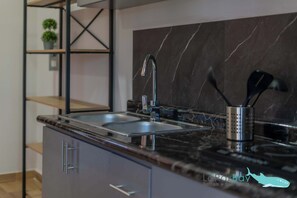 Geladeira, micro-ondas, cafeteira/chaleira, torradeira