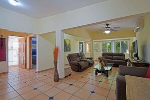 TV - Traditional apartment 2 blocks from the boardwalk (La Paz)