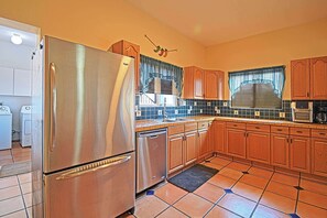 Coffee/tea maker, fridge, microwave, stovetop - Traditional apartment 2 blocks from the boardwalk (La Paz)