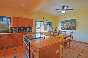 Fridge, microwave, stovetop, coffee/tea maker - Traditional apartment 2 blocks from the boardwalk (La Paz)