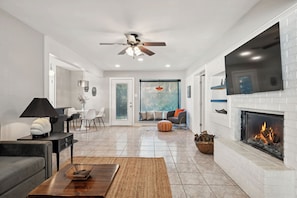 Living area - The Ultimate Group Stay: 3 Homes, 2 Acres, Sleeps 24! (Covington)