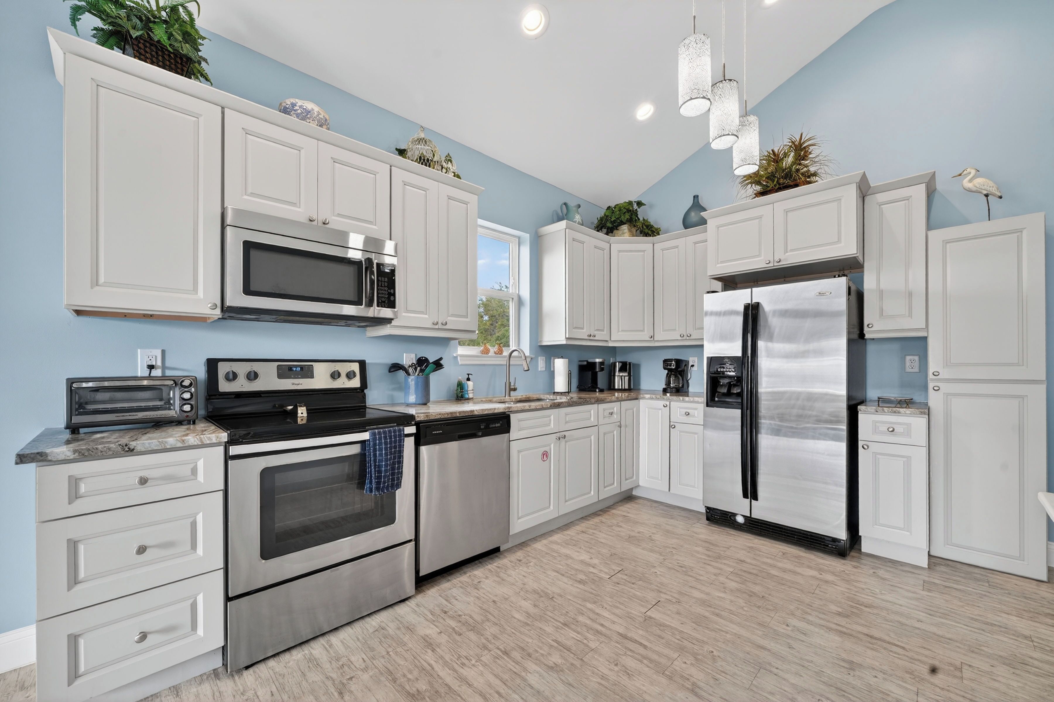 Coffee/tea maker, fridge, microwave, oven