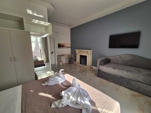 Comfort Quadruple Room, Partial Sea View | Gebar bulu kapas, bar mini, peti besi dalam bilik, meja 