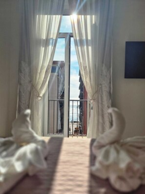 Down duvets, minibar, in-room safe, desk - Arco Boutique Rooms (Naples)
