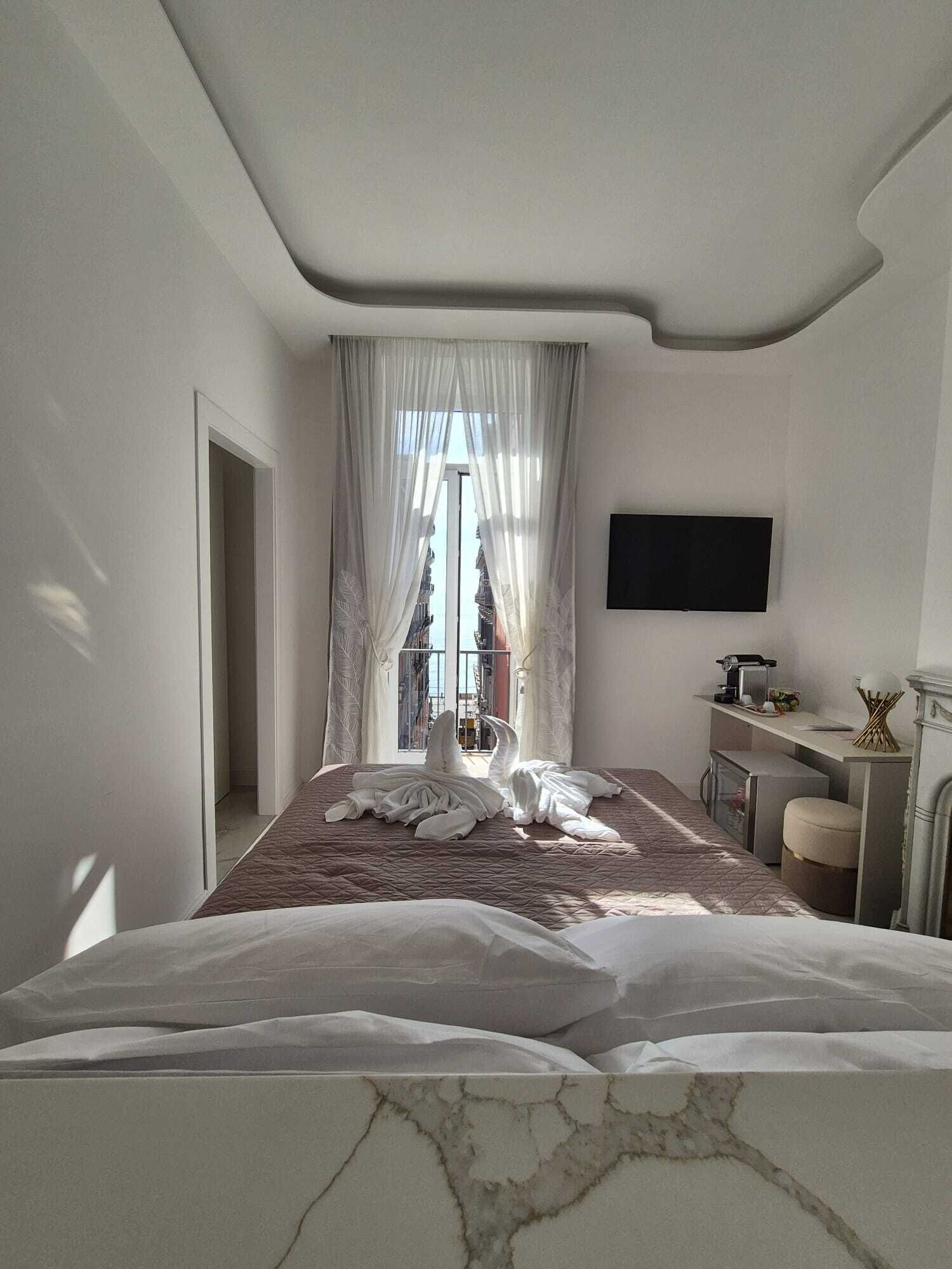 Suite monolocale Premium, vista mare | Copriletto in piuma, minibar, una cassaforte in camera, una scrivania