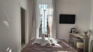 Suite monolocale Premium, vista mare | Copriletto in piuma, minibar, una cassaforte in camera, una scrivania