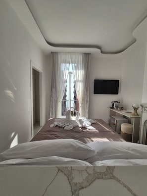 Premium Studio Suite, Sea View | Down comforters, minibar, in-room safe, desk - Arco Boutique Rooms (Napoli)