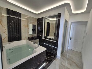Premium Studio Suite, Sea View | Tab spa persendirian