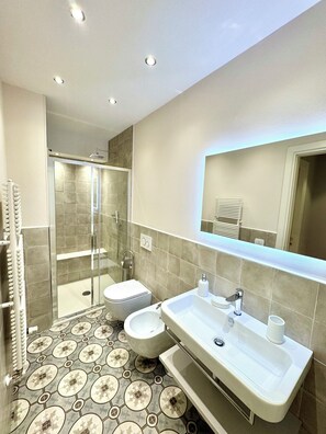 Douche, sèche-cheveux, bidet, serviettes fournies