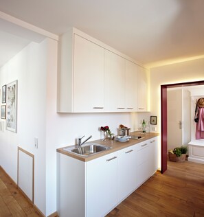 Private kitchen - KÖNIGSschlaf's barrier-free apartment: Chic, spacious, central! (Konstanz)