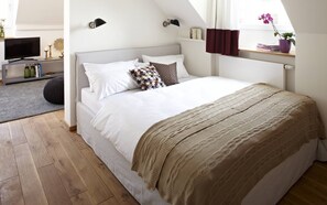 1 bedroom, iron/ironing board, Internet, bed sheets - KÖNIGSschlaf's barrier-free apartment: Chic, spacious, central! (Konstanz)