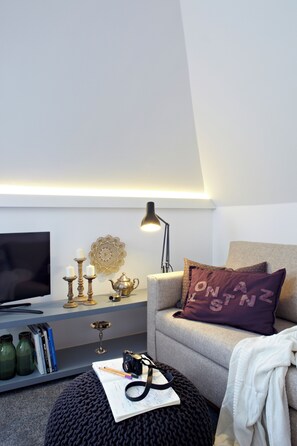 Living area - KÖNIGSschlaf's barrier-free apartment: Chic, spacious, central! (Konstanz)