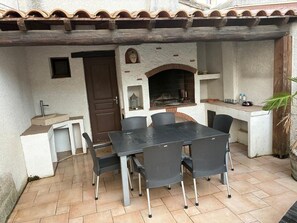 Outdoor dining - Village house with private pool (Sallèles-d'Aude)