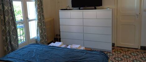 Tabla de planchar con plancha, wifi, ropa de cama