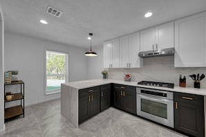 Fridge, microwave, oven, stovetop - Peaceful Retreat Four Bedroom home in charming Shenandoah (Shenandoah)