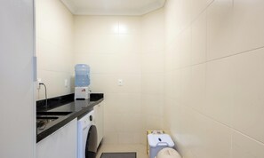 Basic Apartment | Bathroom