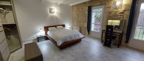 5 bedrooms, in-room safe, desk, iron/ironing board