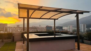 A rooftop bar with a city view, a pergola, and a green area. - Best experience: location, comfort and price (Ibagué)