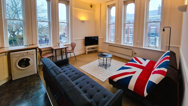 Unclassified image, 1 of 18, button - Modern Victorian Charm in a Great Location (Liverpool)
