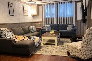 Smart TV - Last Minute Opening! Across from Nubs Nob, Early Check In, 2BR 2BA, Sleeps 4 (Harbor Springs)