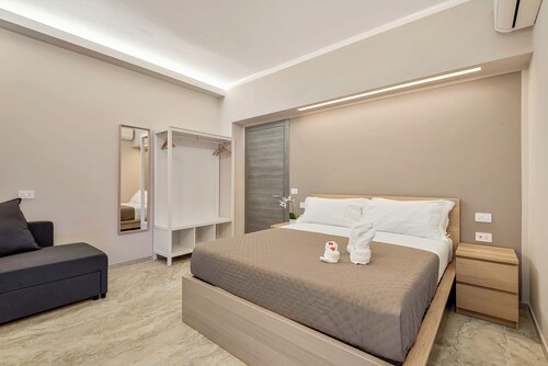 TOC TOC - ROOM 40 - Deluxe.At 650m from the Central Station,900m from the center