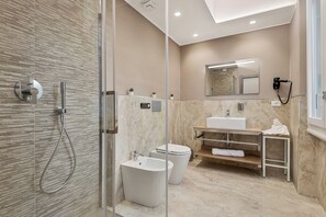 Shower, hair dryer, bidet, towels - TOC TOC - ROOM 40 - Deluxe.At 650m from the Central Station,900m from the center (La Spezia)
