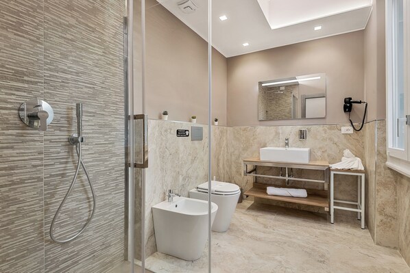 Douche, sèche-cheveux, bidet, serviettes fournies