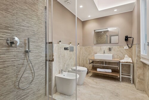 TOC TOC - ROOM 40 - Deluxe.At 650m from the Central Station,900m from the center