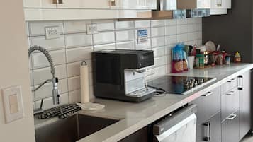 Fridge, microwave, stovetop, dishwasher