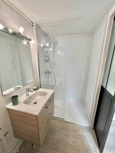 Studio with kitchen, bathroom and private garage
