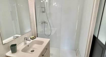 Studio with kitchen, bathroom and private garage