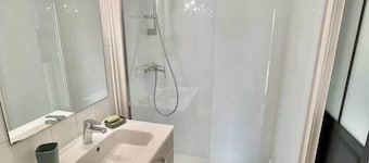 Studio with kitchen, bathroom and private garage