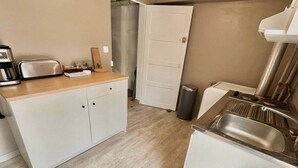 冰箱、微波炉、烤面包机、厨具/餐具