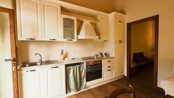 Fridge, oven, stovetop, coffee/tea maker