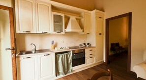 Fridge, oven, stovetop, coffee/tea maker