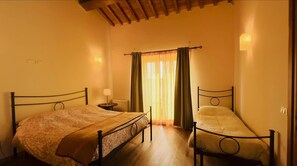 Tabla de planchar con plancha, wifi y ropa de cama 