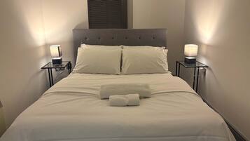 Escritorio, tabla de planchar con plancha, wifi y ropa de cama