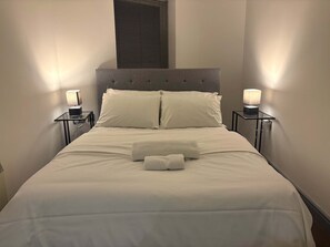 Escritorio, tabla de planchar con plancha, wifi y ropa de cama 