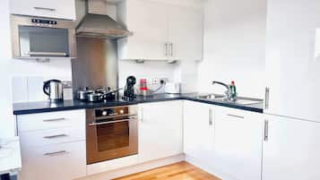 Geladeira, micro-ondas, fogão, cooktop