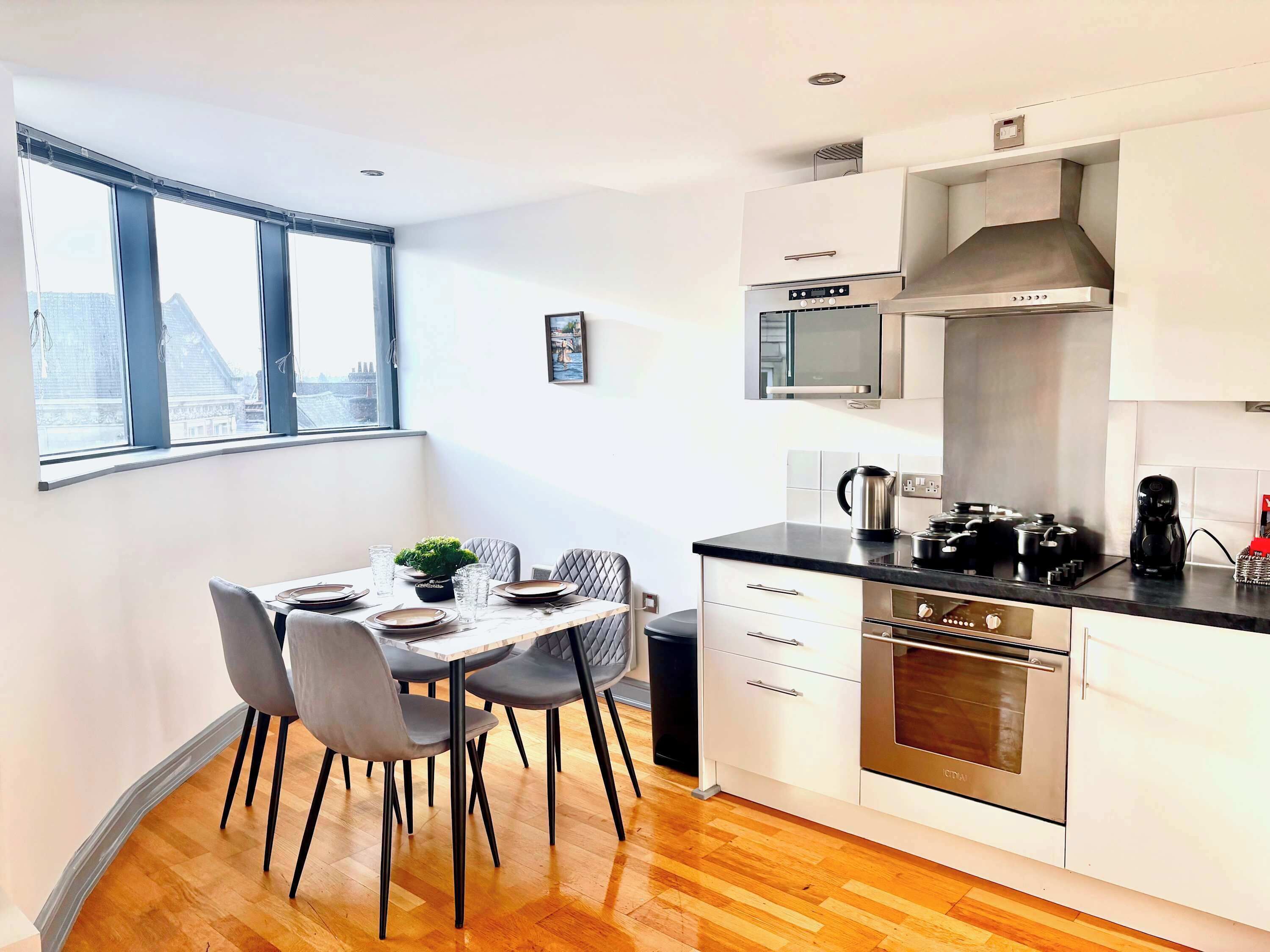 Réfrigérateur, micro-ondes, plaque de cuisson, lave-vaisselle