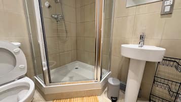 Regadera, secadora de cabello, toallas