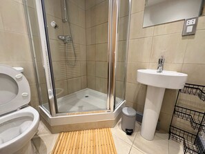 Regadera, secadora de cabello, toallas 