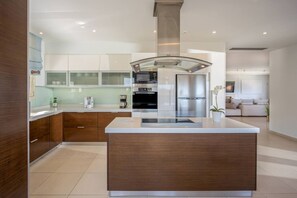 Refrigerador, microondas, horno y lavavajillas 