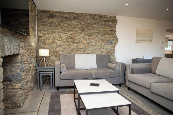 TV - Gelli Genlas, Llanarth (New Quay)