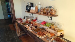A buffet setup with various food items, condiments, and a coffee station. - Green Deluxe Casa De Fiori – Agriturismo with Experiences, Breakfast Included - Le Ceregne Bio (Pieve Santo Stefano)