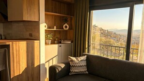 小型套房 | 起居区 | 40-英寸纯平电视 （配备卫星频道）、加热地板