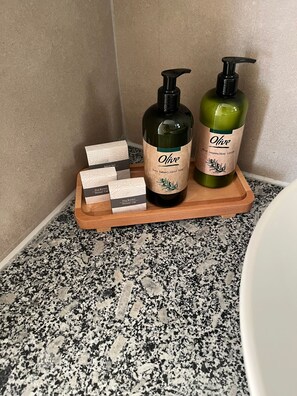 Suihku, ilmaiset hygieniatuotteet, hiustenkuivaaja, pyyhkeet