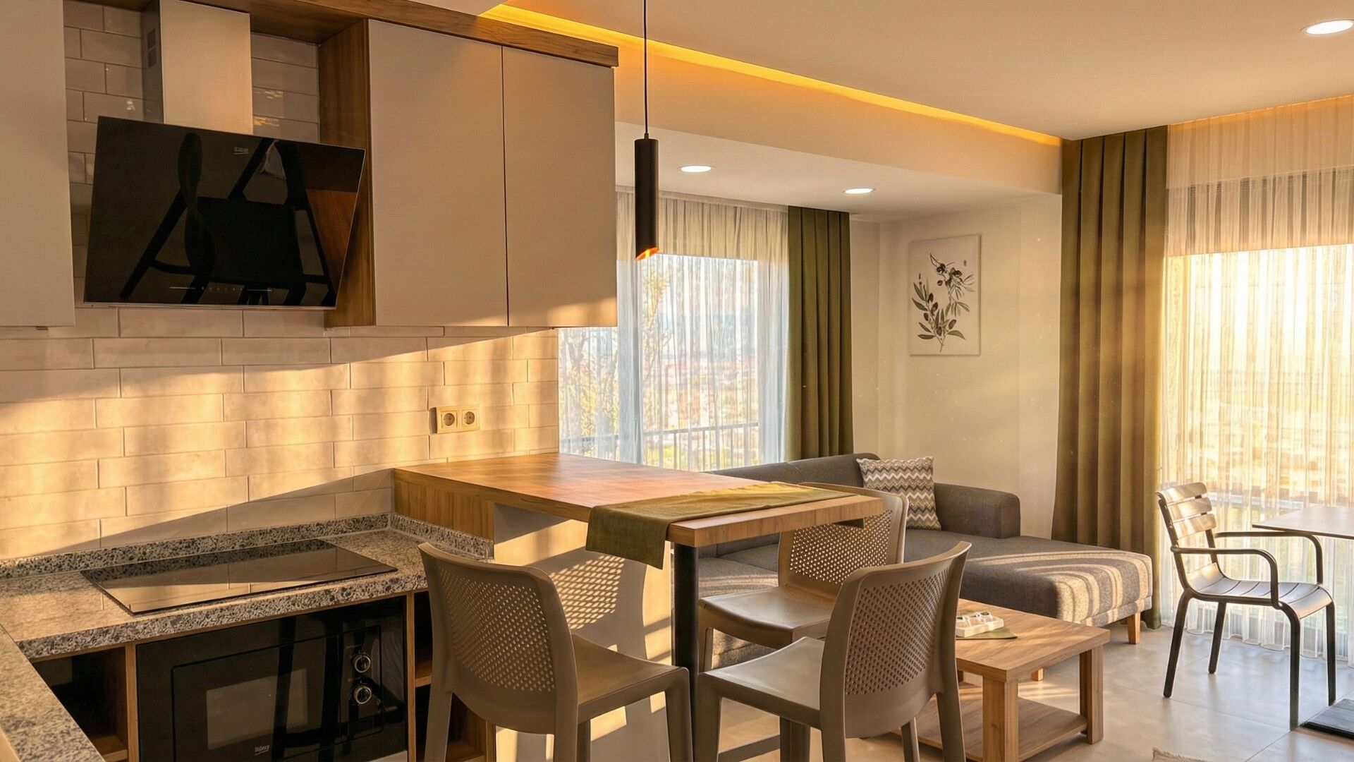 Suite superior, vistes a la ciutat | Cuina privada | Frigorífic petit, microones, placa de cuina i rentaplats 