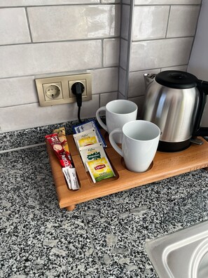 Frigobar, microondas, placa de cocina, lavavajillas